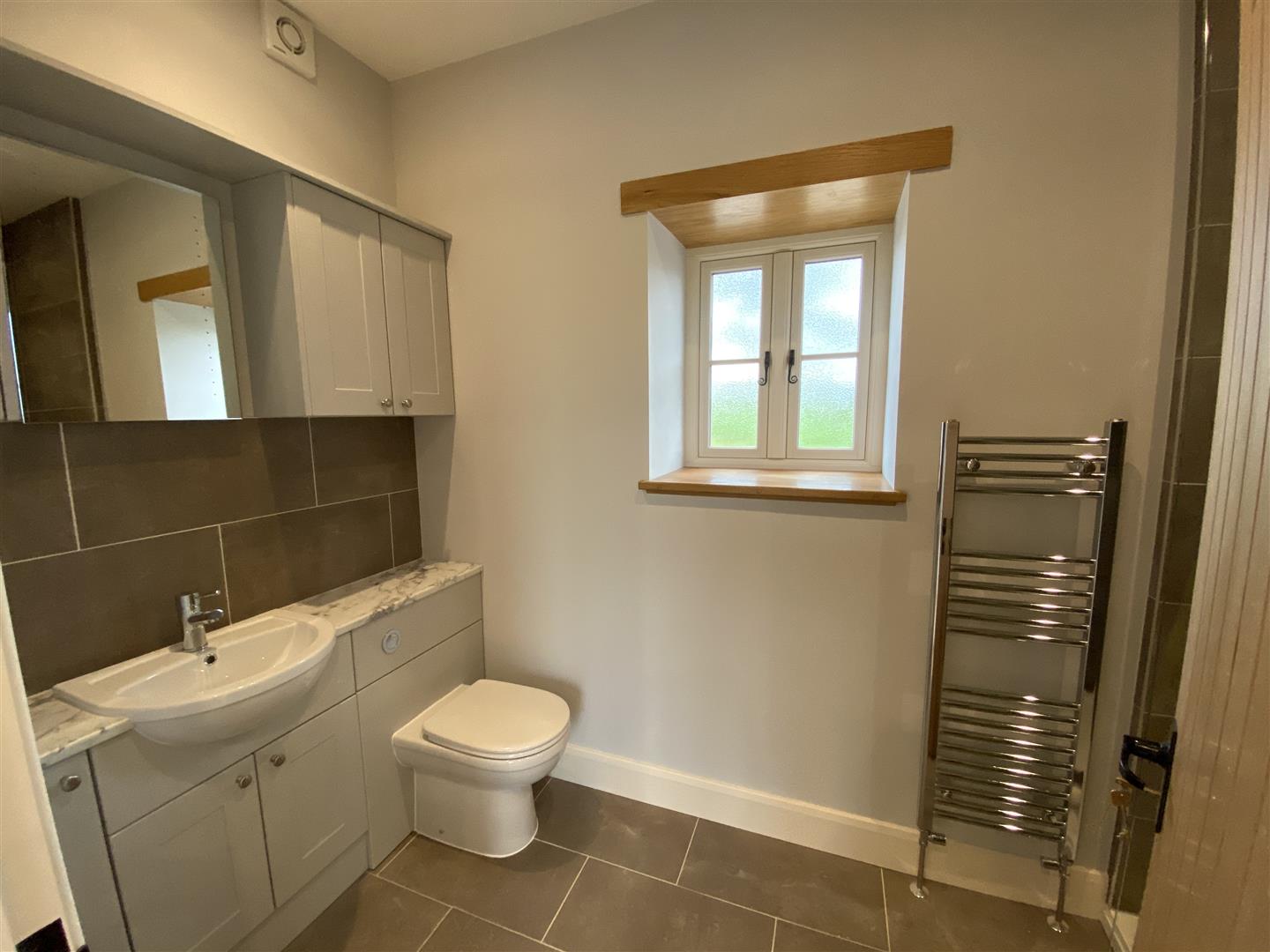 EN SUITE SHOWER ROOM